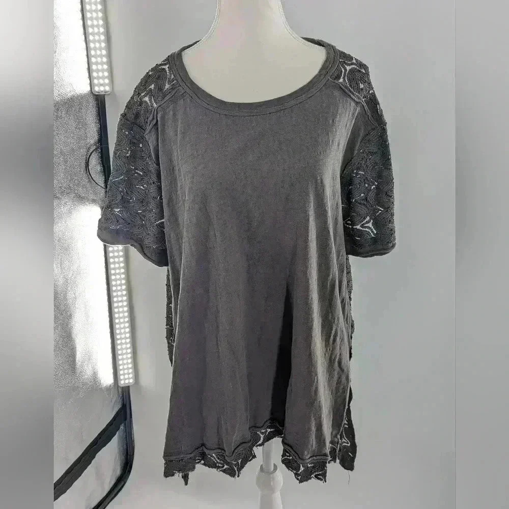 Umgee Women's Size Medium Dark Gray Crochet Back High Low Top Short Sleeve